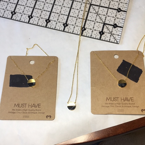 “Must Have” gold circle with half stone detail on delicate gold chain. - Picture 11 of 11